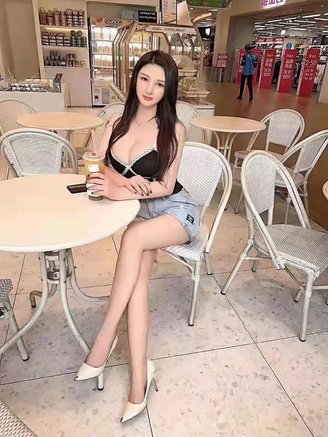 昌岗小姐姐胸大身材好